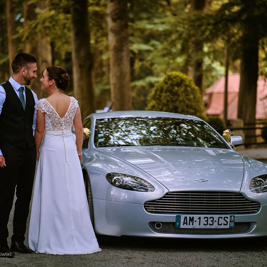 Photo de couple au Chateau du biez Pecq Aston Martin